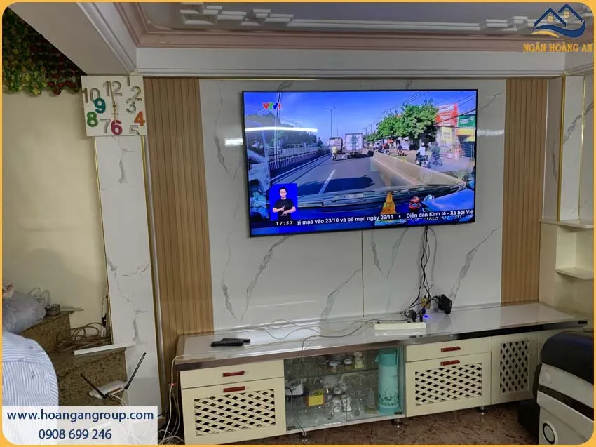 Phòng Khách Được Ốp Tường Bằng Tấm Nhựa PVC Giả Đá Đẹp Và Thu Hút Phòng Khách Được Ốp Tường Bằng Tấm Nhựa PVC Giả Đá Đẹp Và Thu Hút